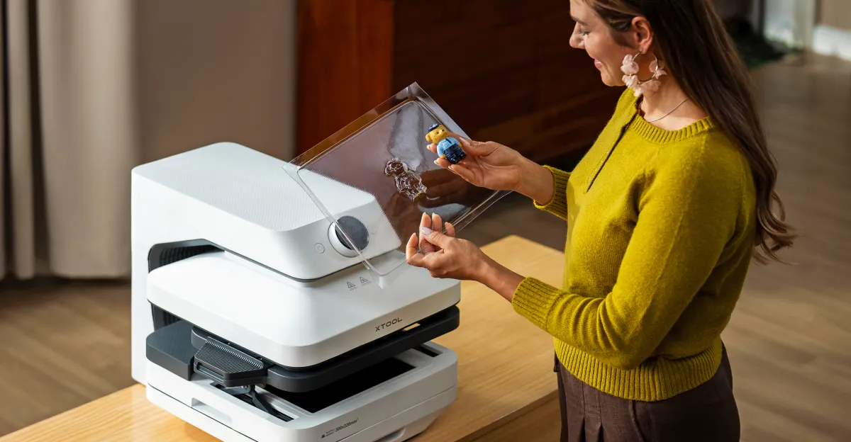 Mit dieser modularen Bastelmaschine können individuelle Hemden, Handyhüllen und Formen hergestellt werden